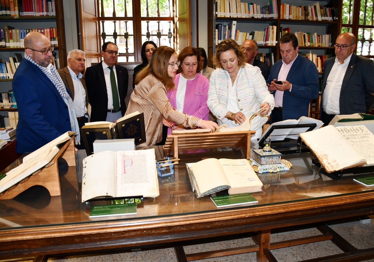 La presidenta Conchi Cedilo y algunos diputados durante una visita al Archivo de la institución