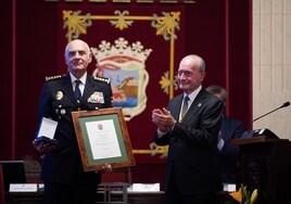 Málaga distingue a la Policía Nacional y la Comisaría Provincial con la Medalla de la Ciudad y el título de Hija Adoptiva