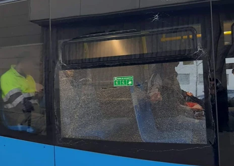 Imagen secundaria 1 - Una pasarela peatonal que cruza la A-3, donde se han registrado lanzamientos; debajo, la luna de un autobús de la EMT reventada por un joven en Puente de Vallecas, y otro grupo de adolescentes arroja piedras contra los vehículos en la M-40.