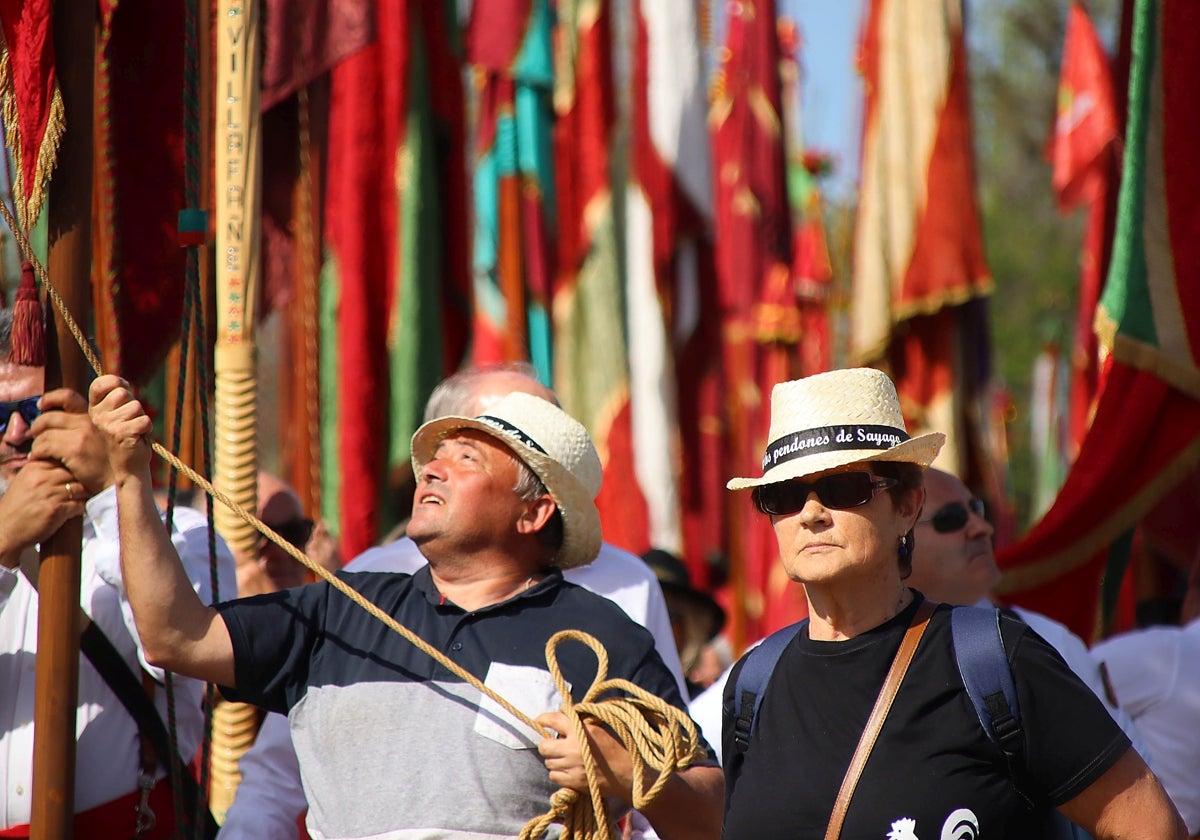 El sol y el calor han marcado el desfile de pendones de León, Zamora, Cantabria y Portugal