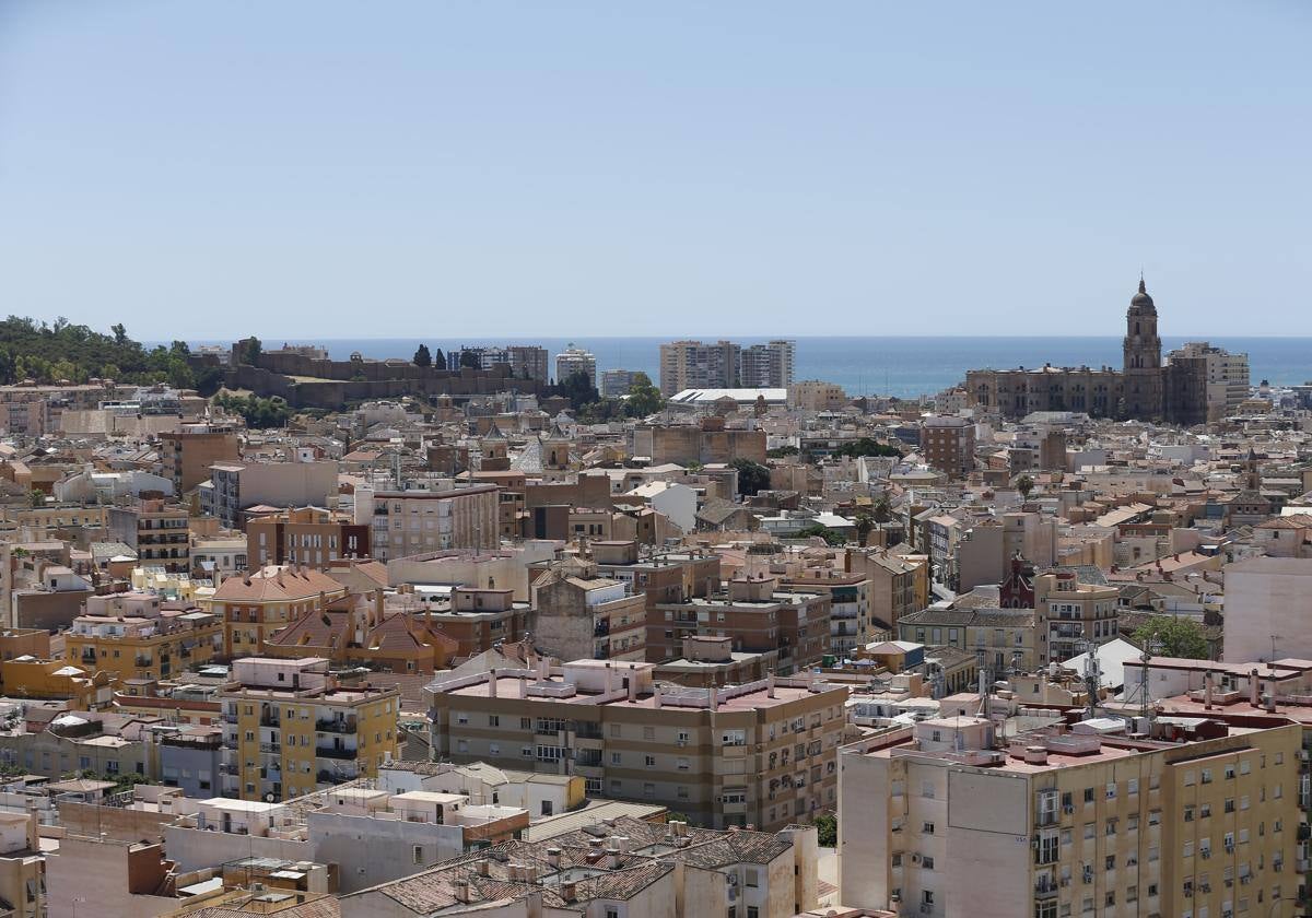 Bloques de viviendas con la Catedral de Málaga al fondo