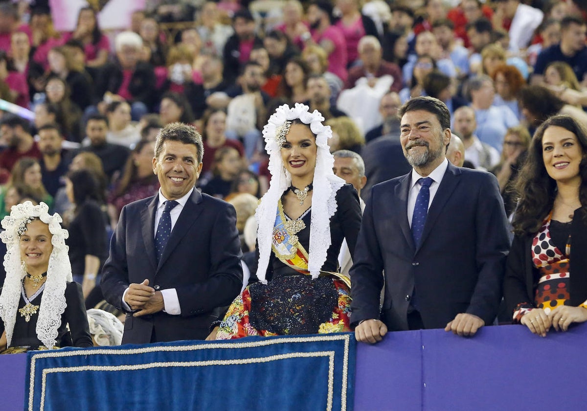 Imagen del presidente de la Generalitat, Carlos Mazón, el alcalde de Alicante, Luis Barcala, y Alba Muñoz, de la hoguera Florida Portazgo, la nueva bellea del Foc de las Hogueras de Alicante 2024