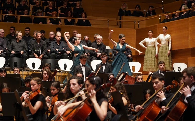 Imagen principal - De la mano de Ernesto Monsalve y Carlos Aganzo, el Centro Cultural Miguel Delibes de Valladolid ha acogido el estreno de la adaptación de la Novena Sinfonía de Beethoven en castellano