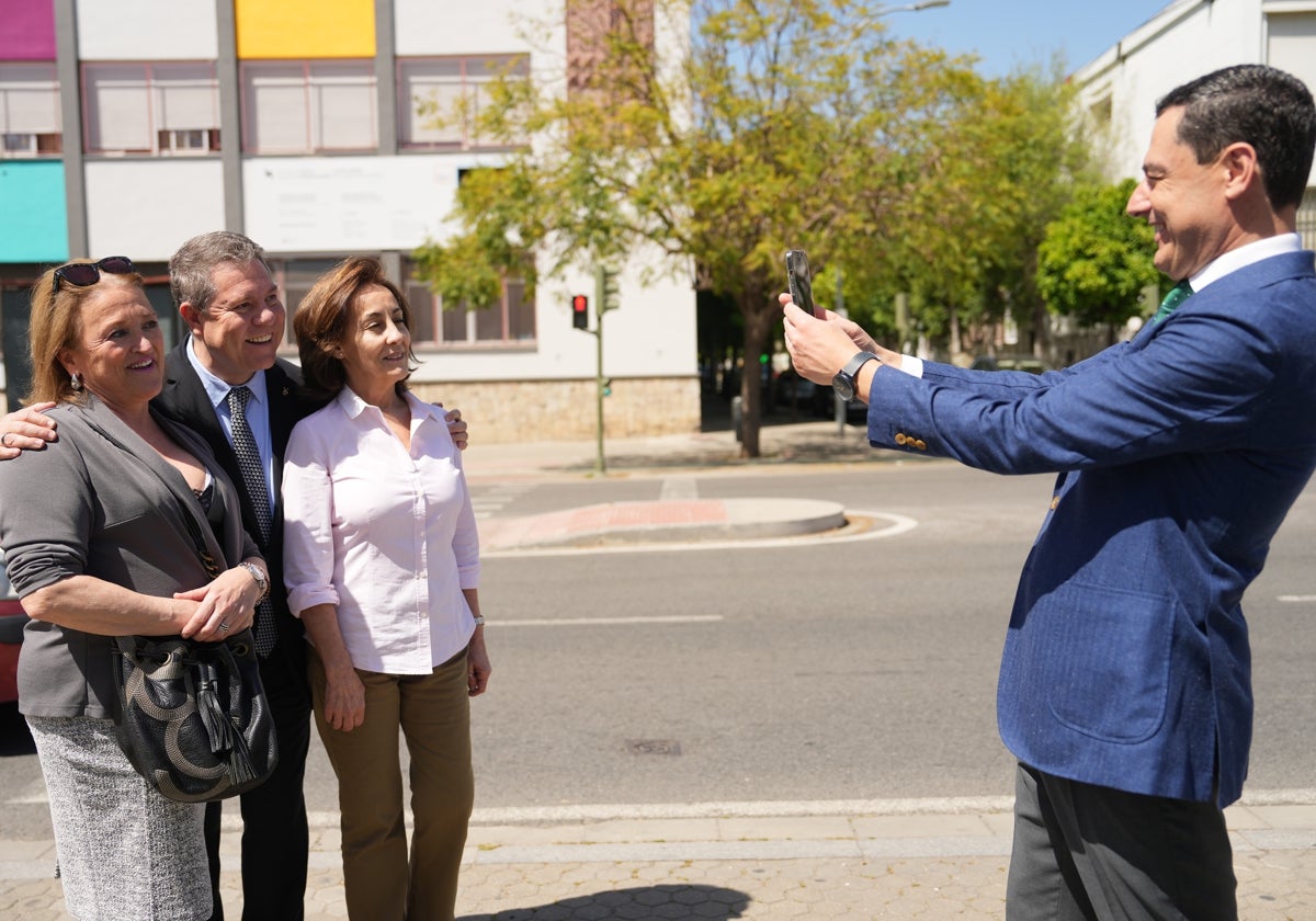 Moreno hace una foto a García-Page con dos paisanas en Sevilla