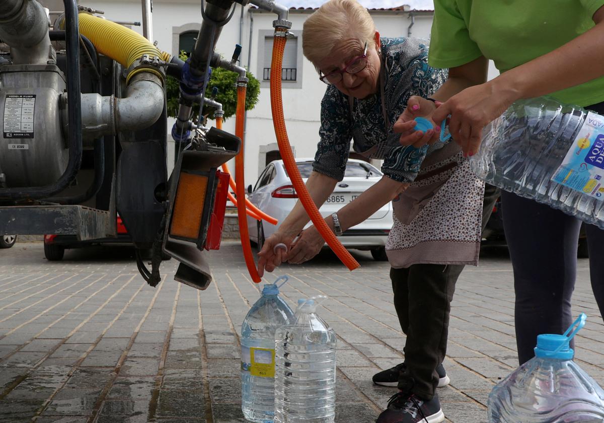 Vecinos de Sierra Boyera rellenando garrafas de agua de un camión