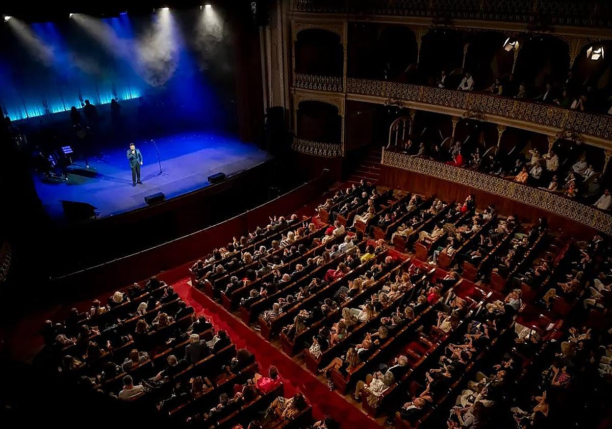 La magia de Paco de Lucía inunda el Falla