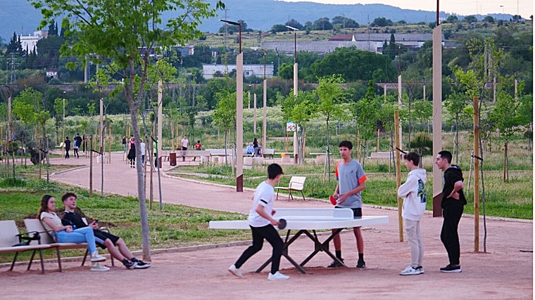 Camino y zona lúdica con las nuevas farolas en la zona norte del parque