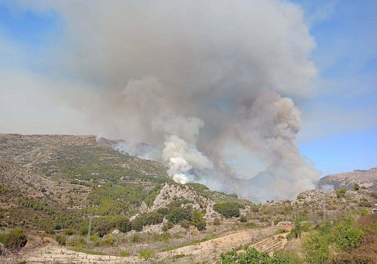 Imagen del incendio originado este domingo entre Tàrbena y Xaló