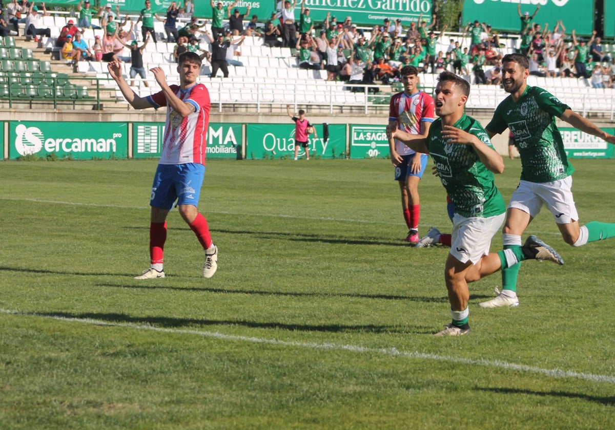 Martín celebra su primer gol con el CD Toledo