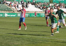 Martín celebra su primer gol con el CD Toledo