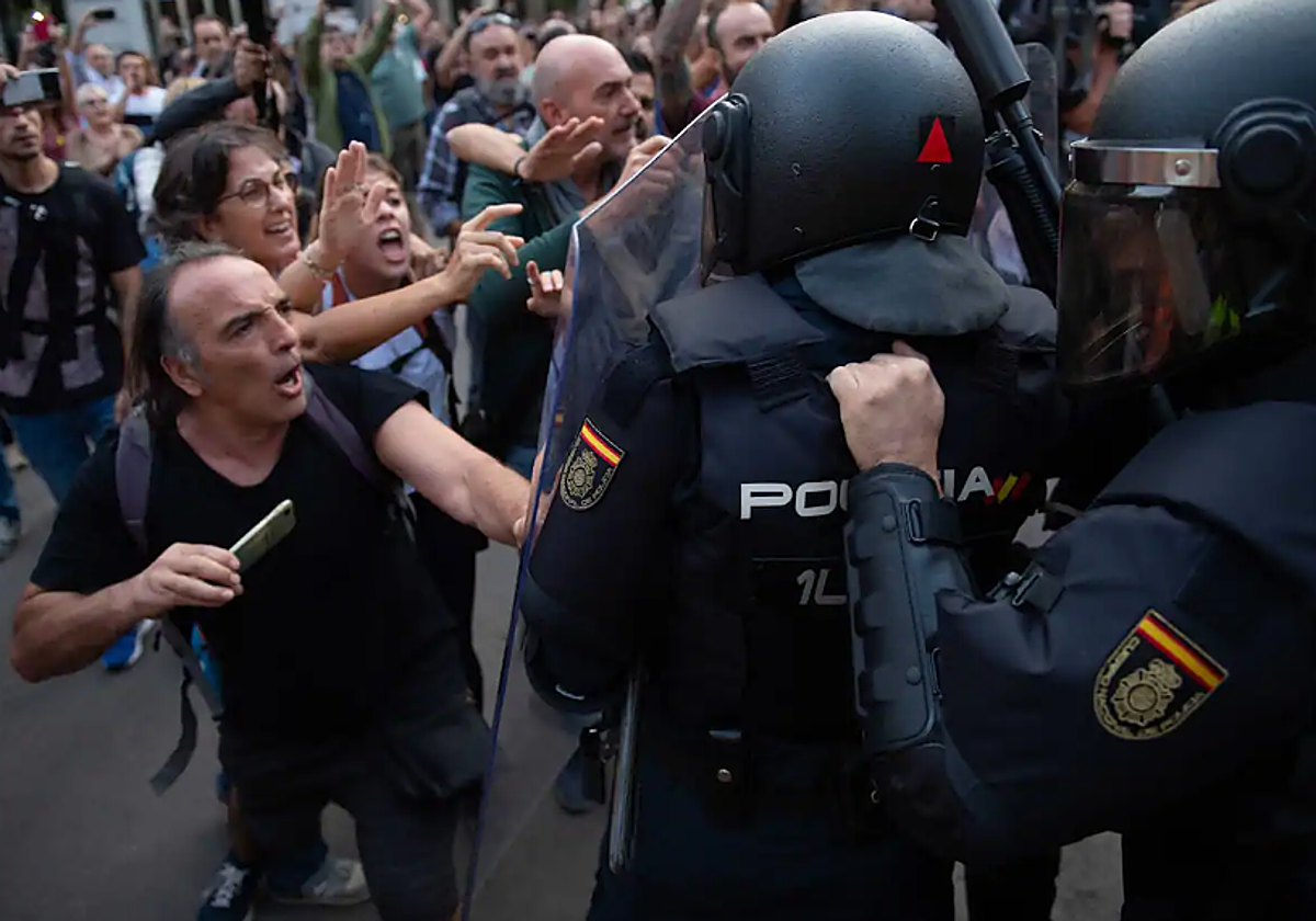 Enfrentamiento entre los manifestantes y la Policía en la Plaza de Urquinaona en 2019