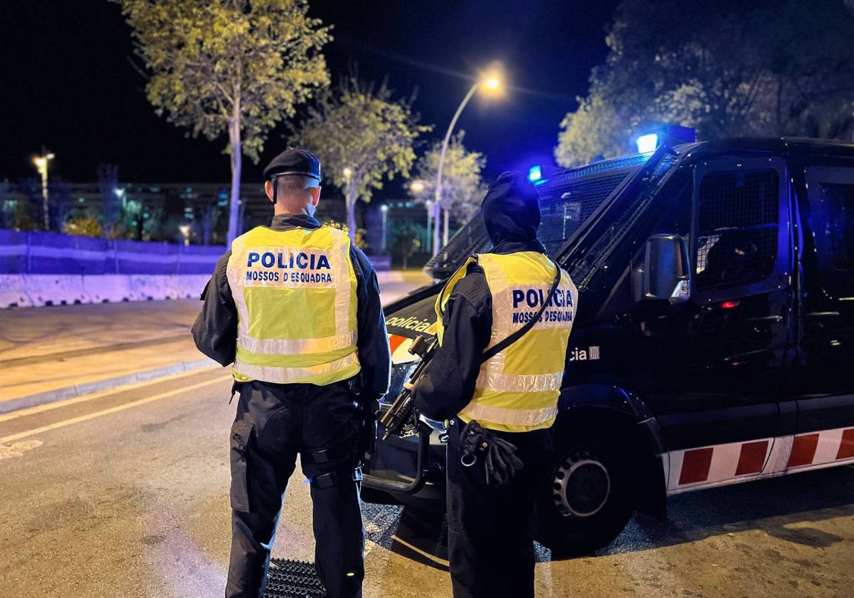 Dos agentes durante un dispositivo en Barcelona