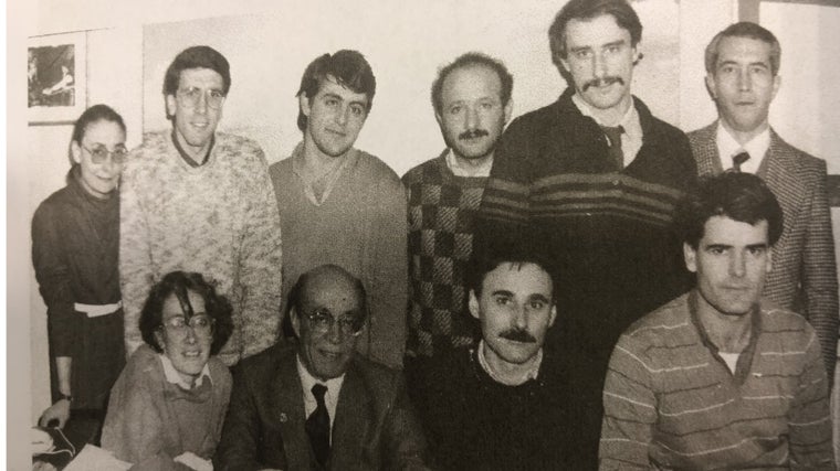 En la imagen, de pie y de izquierda a derecha, José Luis Gómez (jefe de Administración), Miguel Larriba y Eloy García (redactores) Raúl del Río (auxiliar), Antonio González Jérez (redactor) y María Eugenia (secretaria). Sentados, César García Serrano, Enrique Sánchez Lubián (redactores), Enrique Monsalve (delegado) y Esther Esteban (redactora)