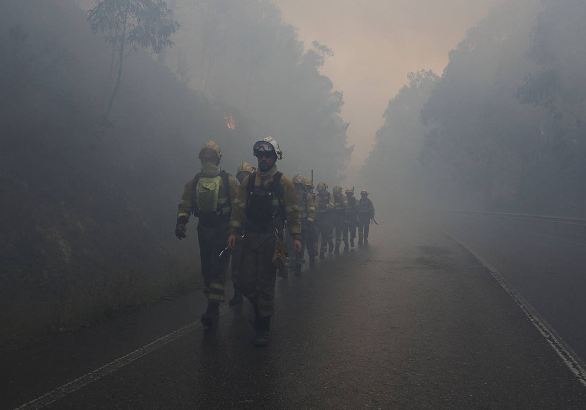 Efectivos anti-incendios en una imagen de archivo