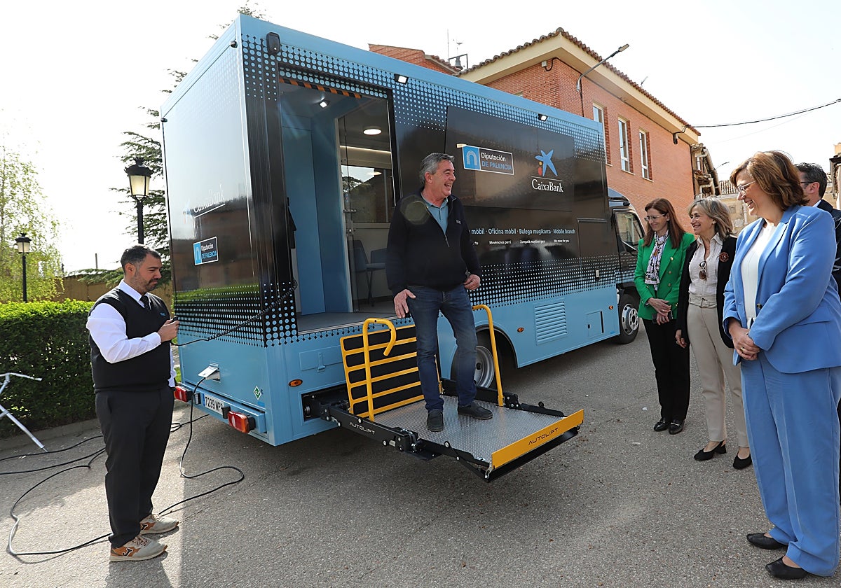 La 'ofimóvil' de Caixanbank presenta su nuevo servicio en Villamartín de Campos (Palencia)  en presencia de la presidenta de la Diputación, Ángeles Armisén