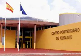 Agreden y amenazan de muerte a dos funcionarios en la cárcel de Albolote al negarles el acceso con una menor