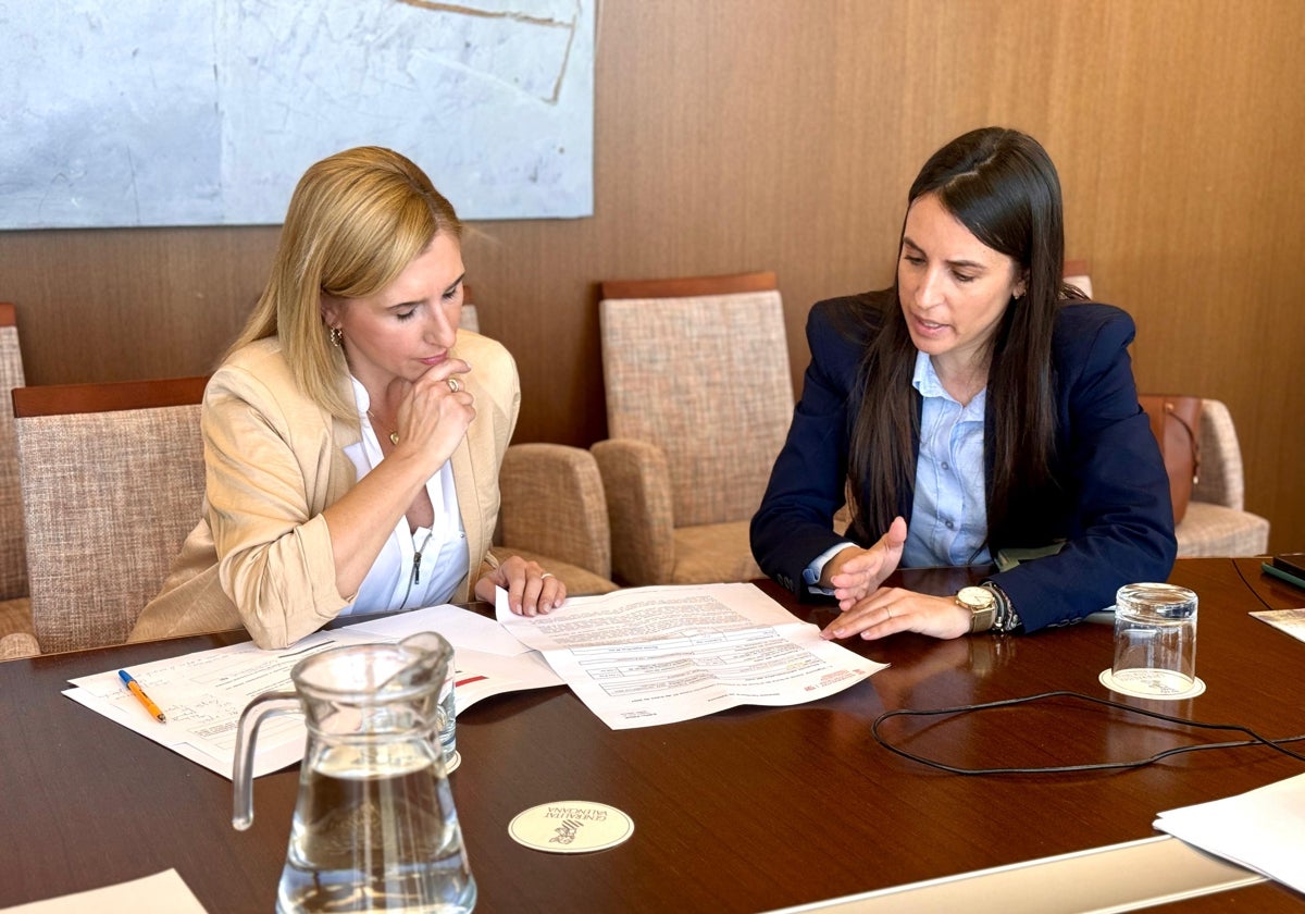 La consellera de Medio Ambiente, Salomé Pradas, y la presidenta de la Federación de Caza CV, Lorena Martínez