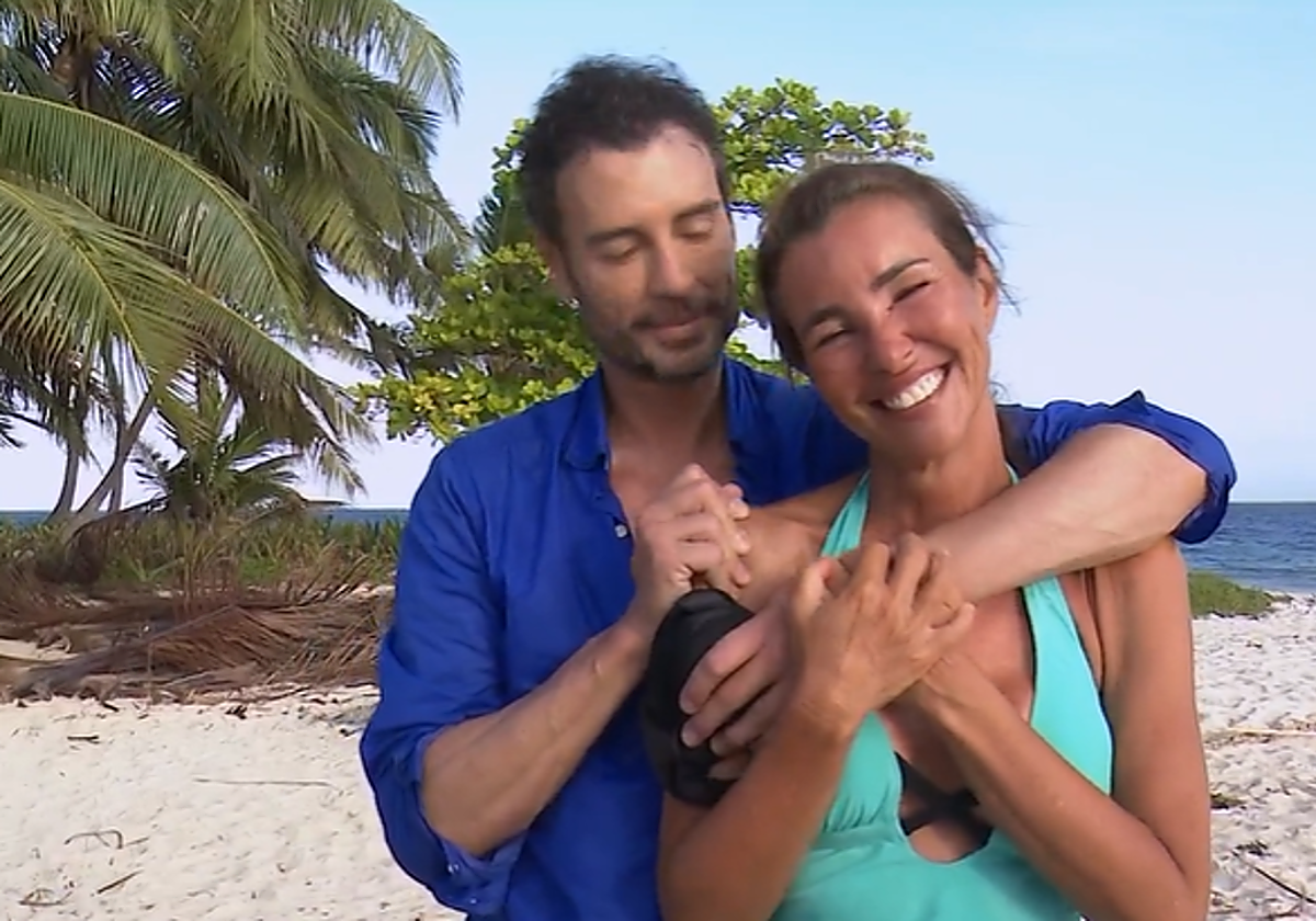 Juan Serrano se abraza a su mujer Arantxa del Sol tras el reencuentro en Supervivientes