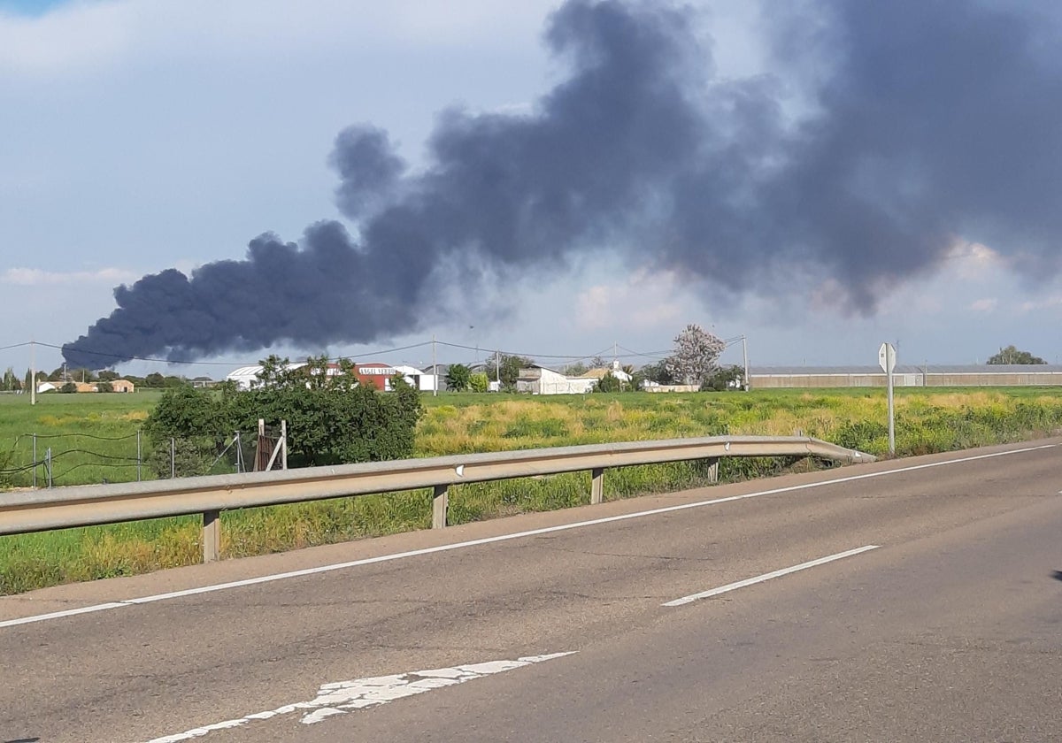 Columna de humo vista desde el municipio vecino de Consuegra