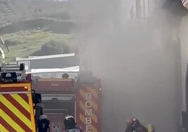Los bomberos, este lunes sofocando el incendio en la calle Montoro de Lucena