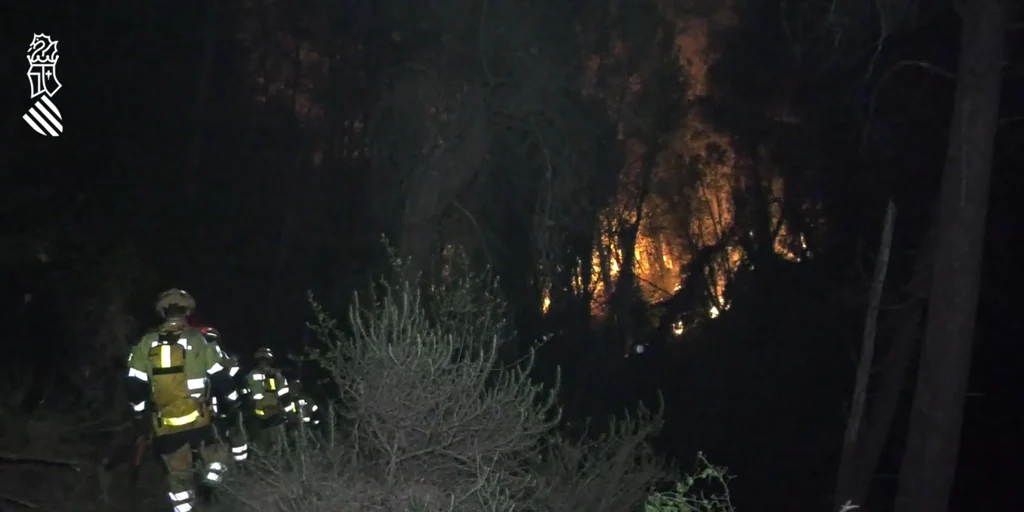 El incendio forestal de Tàrbena continúa activo tras quemar 800 hectáreas y desalojar a 180 personas