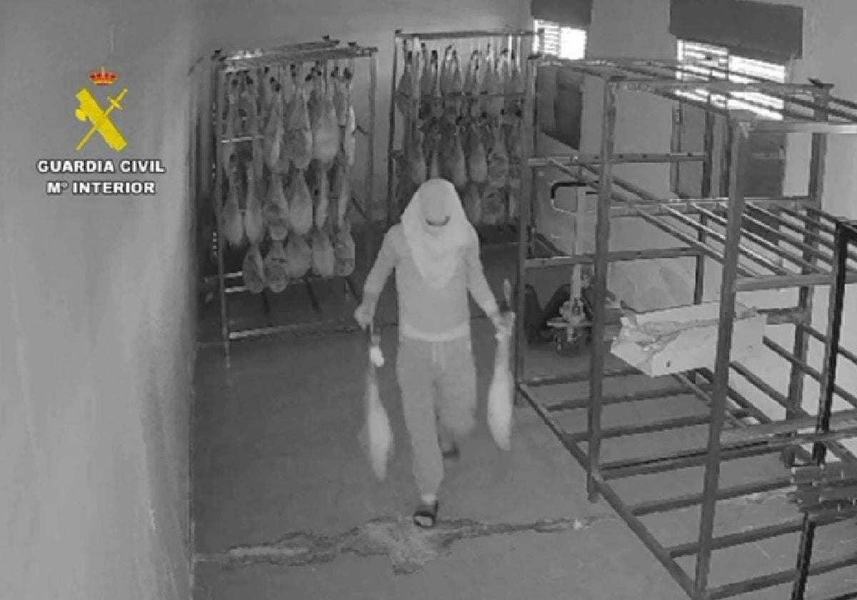 El detenido, grabado sacando jamones del almacén