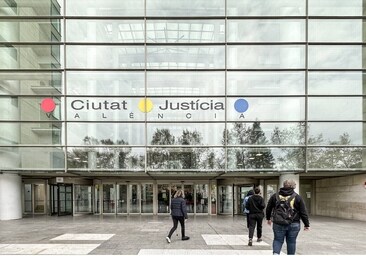 Un abogado se enfrenta a cuatro años de cárcel acusado de quedarse 530 euros de una clienta en una causa por desahucio en Valencia
