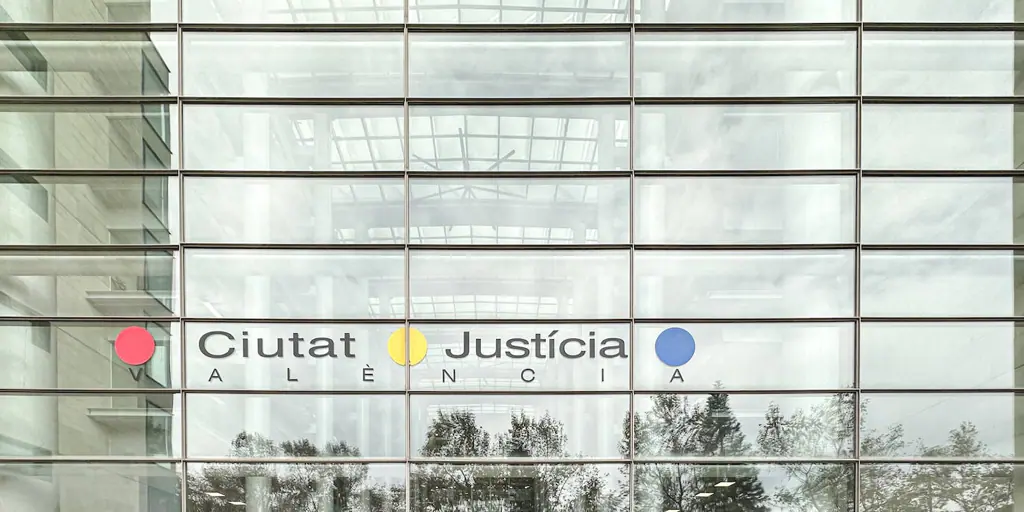 Un abogado se enfrenta a cuatro aÃ±os de cÃ¡rcel acusado de quedarse 530 euros de una clienta en una causa por desahucio en Valencia