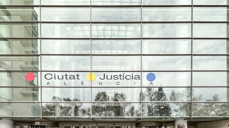 Un abogado se enfrenta a cuatro años de cárcel acusado de quedarse 530 euros de una clienta en una causa por desahucio en Valencia