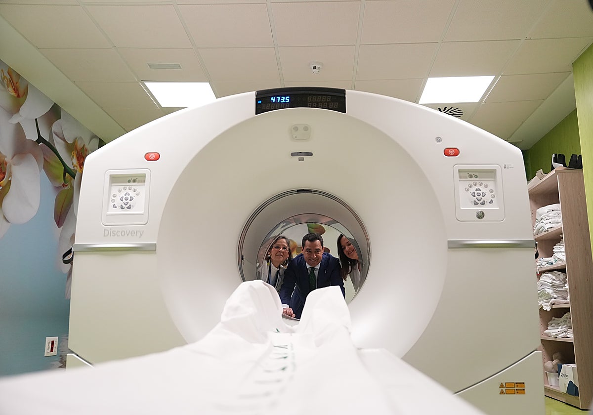 Juanma Moreno, ante el nuevo equipo del hospital Juan Ramón Jiménez