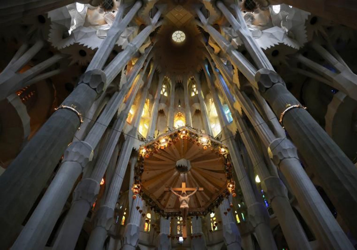 Detalle interior del templo de Antoni Gaudí