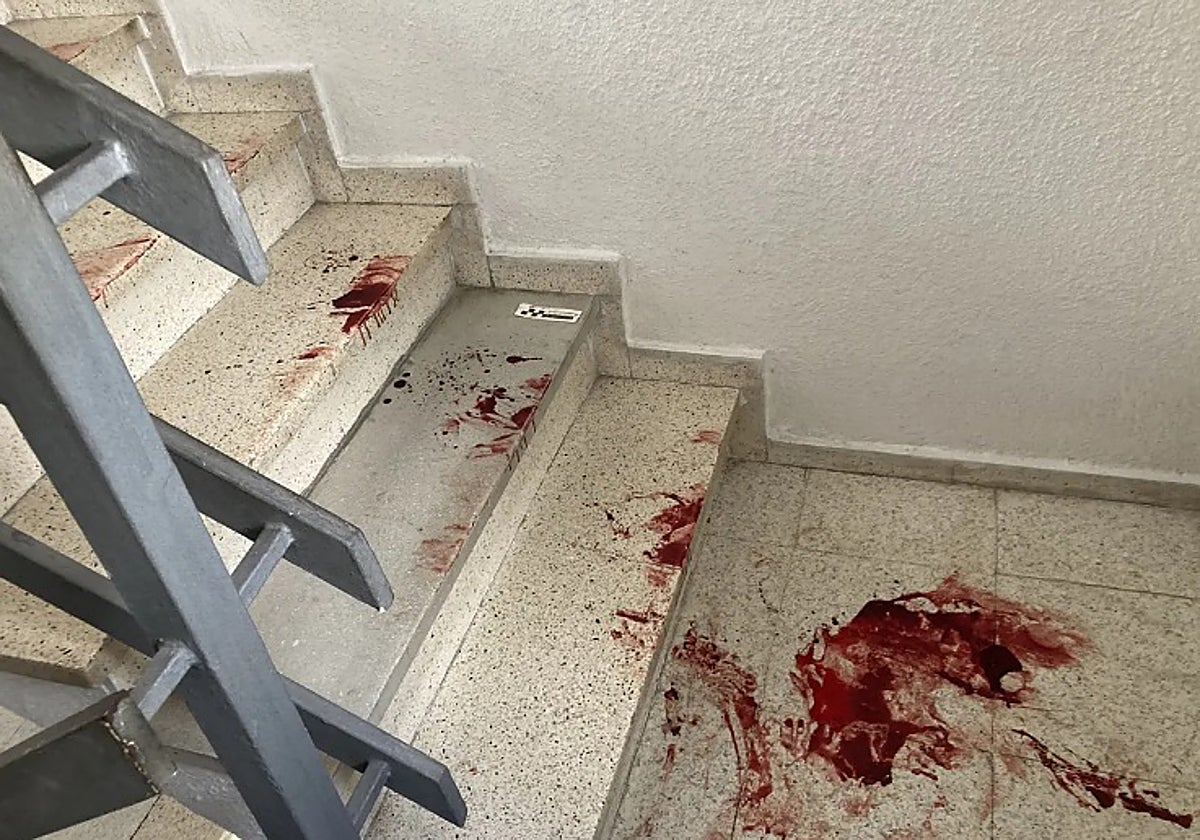 Manchas de sangre en la escalera en la que se produjo en segundo crimen