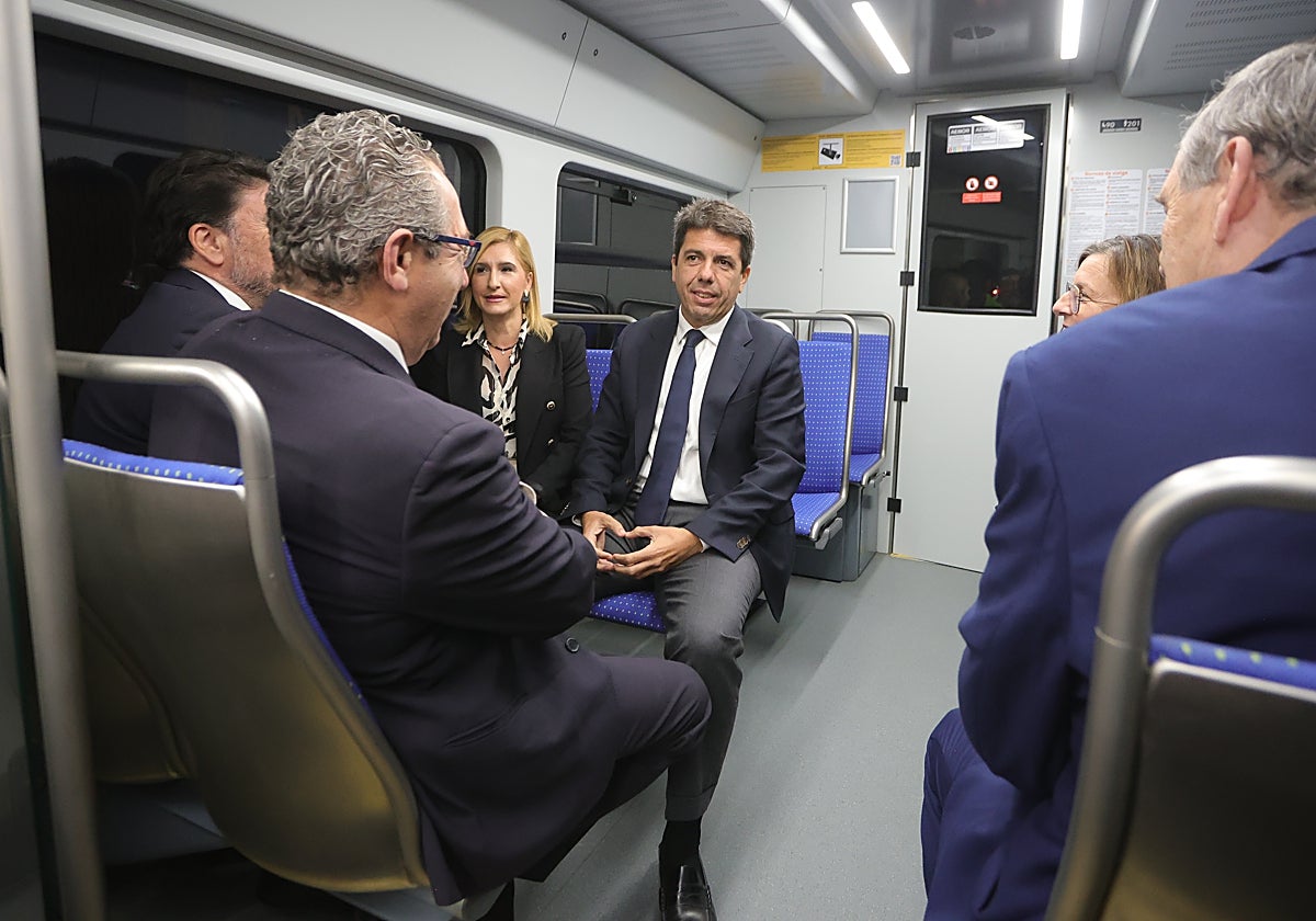 Imagen de archivo del presidente de la Generalitat Valenciana, Carlos Mazón, en el TRAM de Alicante
