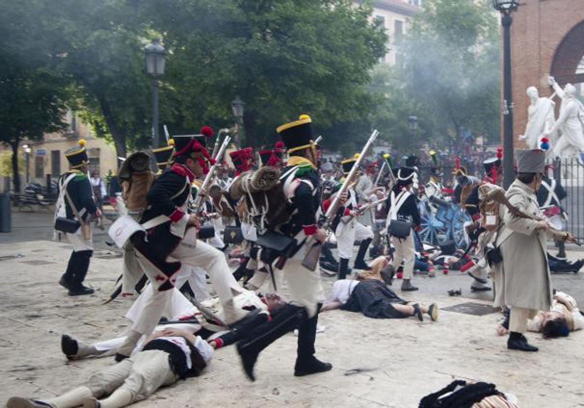 Recreación del levantamiento del pueblo de Madrid en la plaza del Dos de Mayo