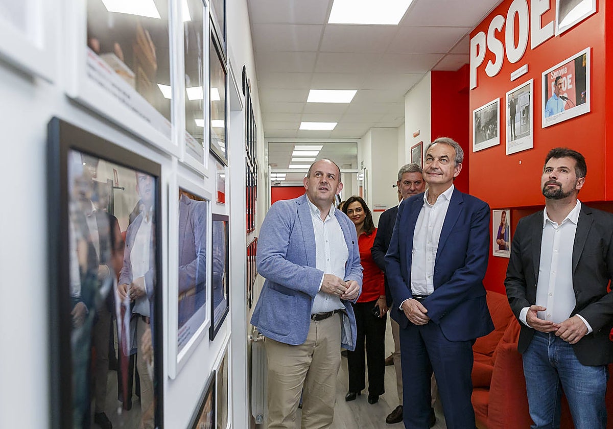 La exalcaldesa de Segovia, Clara Luquero; el secretario general del PSOE de Segovia, José Luis Aceves; el secretario general del PSOE de Castilla y León, Luis Tudanca, y el expresidente del Gobierno de España José Luis Rodríguez Zapatero inauguran la Galería Fotográfica Histórica del PSOE de Segovia