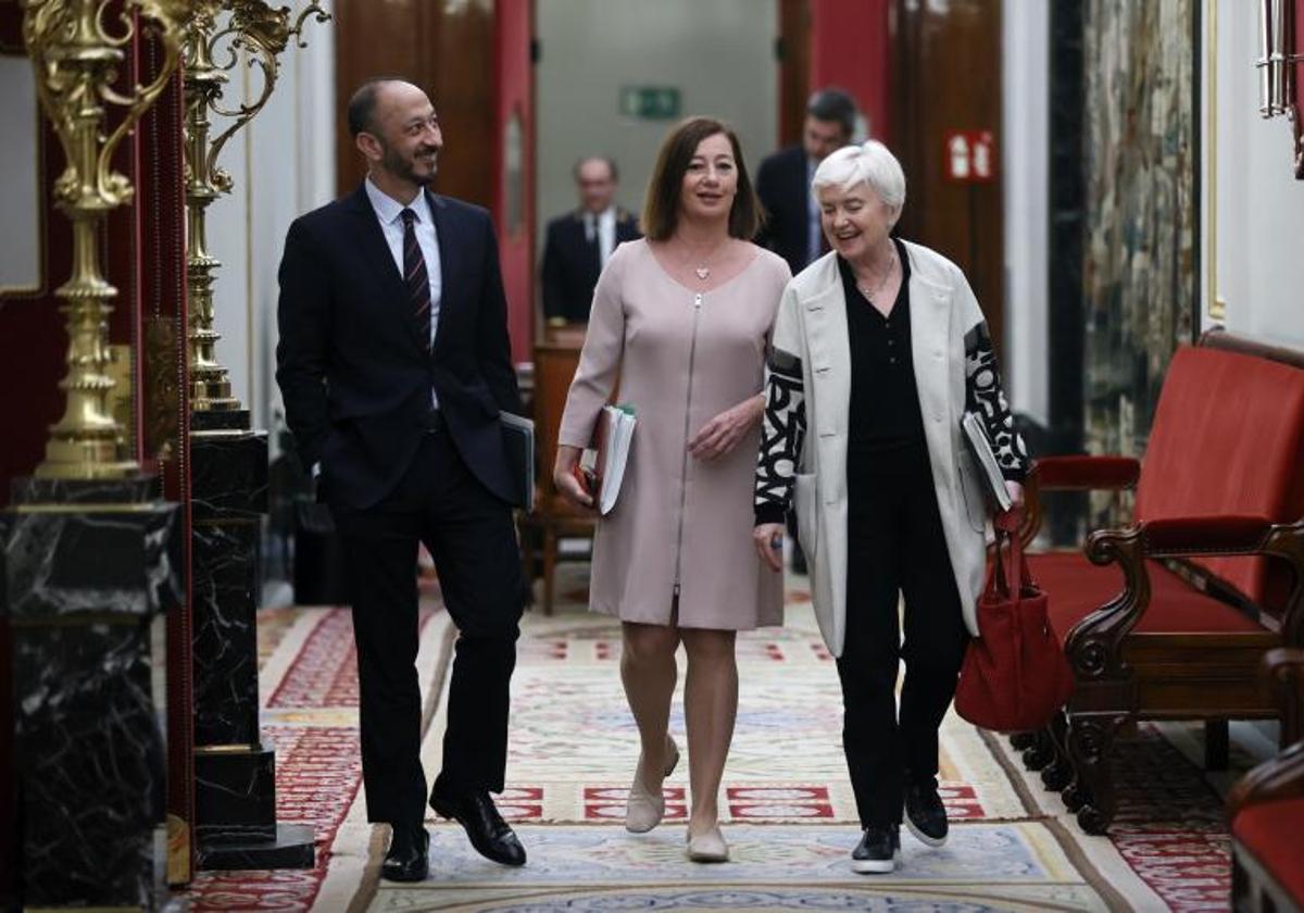 La presidenta del Congreso, Francina Armengol, acompañada por los miembros de la mesa, Alfonso Rodríguez de Celis e Isaura Leal