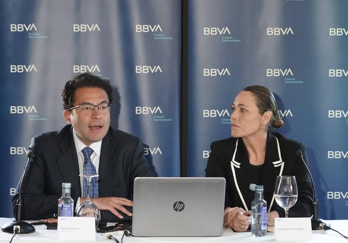 El economista jefe para España de BBVA Research, Miguel Cardoso, y la directora territorial Noroeste de BBVA, Guadalupe Hernández, presentan una nueva edición del informe anual de BBVA Research 'Situación Castilla y León'