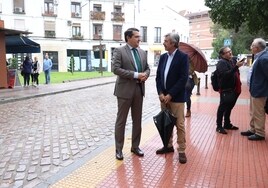El alcalde con el edil de Urbanismo en la zona del Campo Santo de los Mártires, en octubre