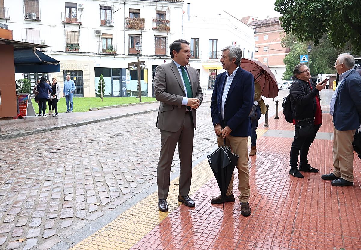 El alcalde con el edil de Urbanismo en la zona del Campo Santo de los Mártires, en octubre
