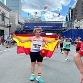 Rubén Lozano posa con la bandera de España tras pasar por meta en la famosa maratón de Boston