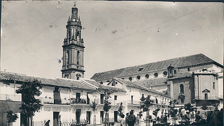 Foto de archivo de la torre inclinada en la iglesia de la Asunción de Bujalance