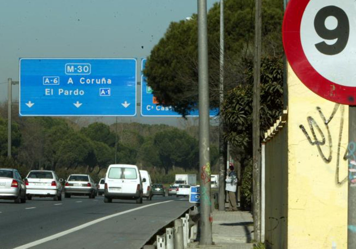 Decenas de coches pasan por la M-30 a la altura de Casa de Campo, junto a la Colonia Manzanares