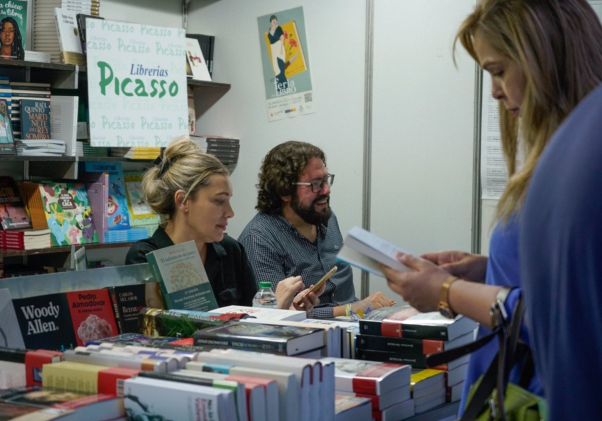 El autor y periodista Javier M. Alcaraz durante una firma de libros en 2023.