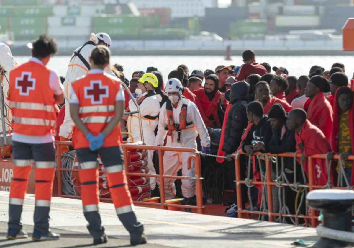 La Guardamar Calíope en el puerto de Arrecife (Lanzarote) con 161 inmigrantes rescatados de tres neumáticas