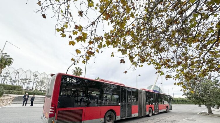 Multas de hasta 300 euros por circular o aparcar en el carril bus en Valencia