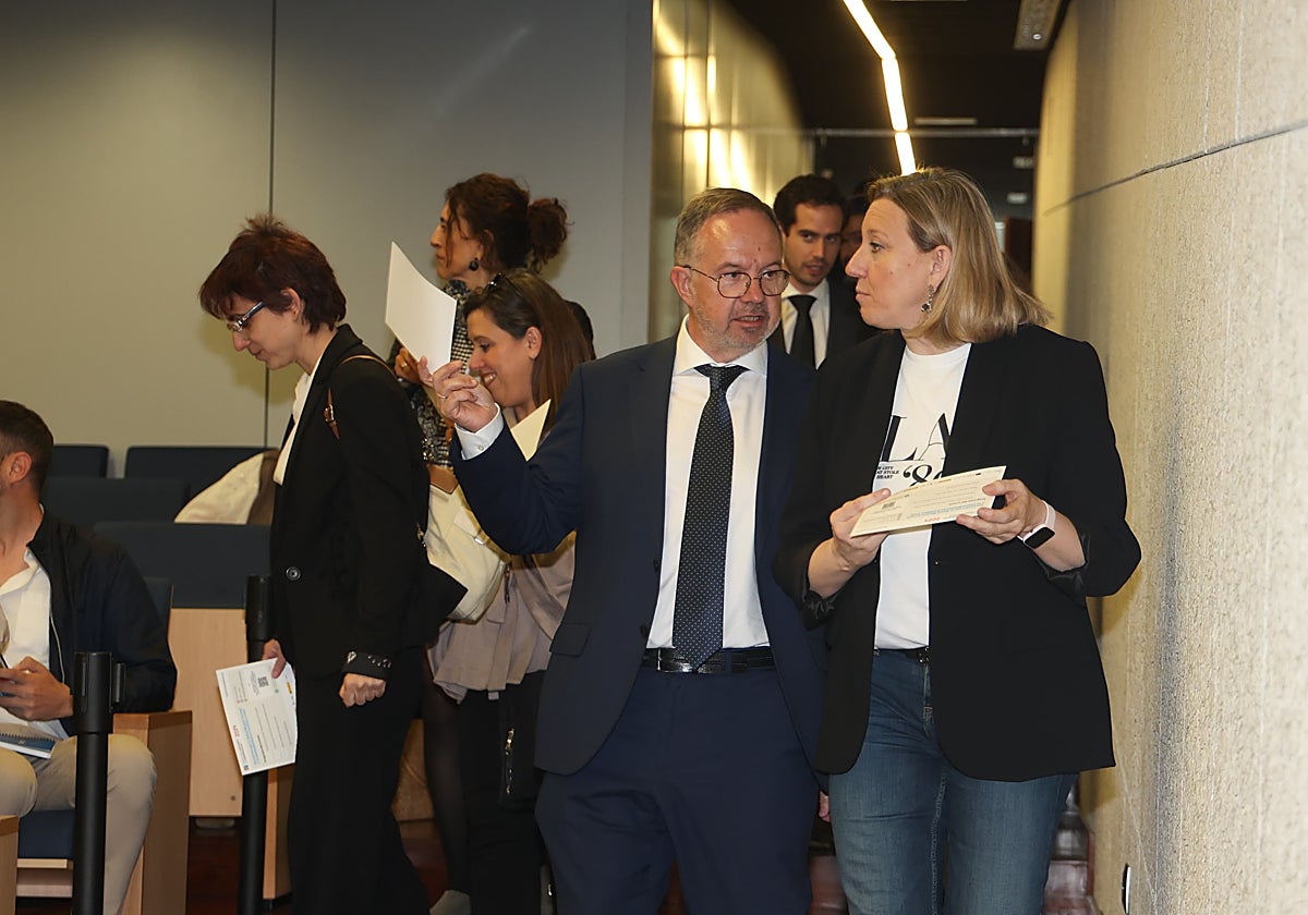 El presidente de la Fundación Santa María la Real, Ignacio Fernández Sobrino, y la consejera de Familia e Igualdad de Oportunidades, Isabel Blanco, en la presentación del informe sobre empleabilidad y salud mental juvenil