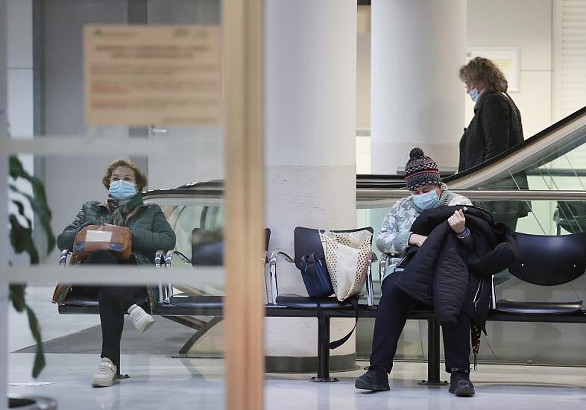 Pacientes en una sala de espera del hospital Reina Sofía de Córdoba