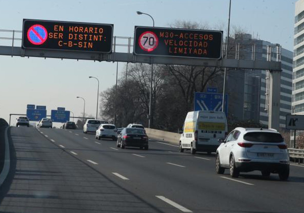 Varios vehículos circulan por la M-30