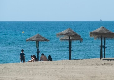 Bañistas en la playa de La Malagueta