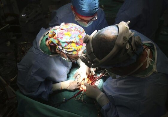 Médicos durante una operación en el Hospital Reina Sofía de Córdoba